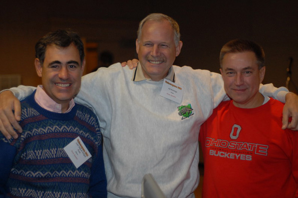 Juan Miguel Artigas Azas, Ad Konings 和 Don Danko 在2008年的美国俄亥俄州慈鲷协会大会（Ohio Cichlid Association Extravaganza）时的合影。拍摄者：Larry Johnson